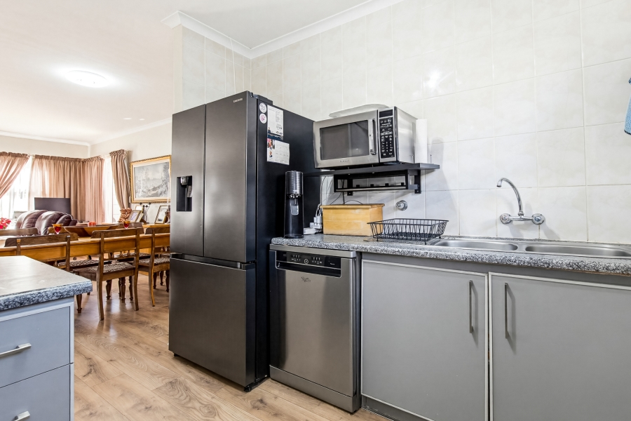 2 Bedroom Property for Sale in The Crest Western Cape